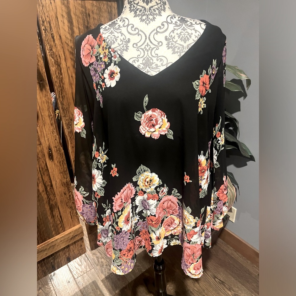 Show Me Your Mimi size medium black floral boho shirt